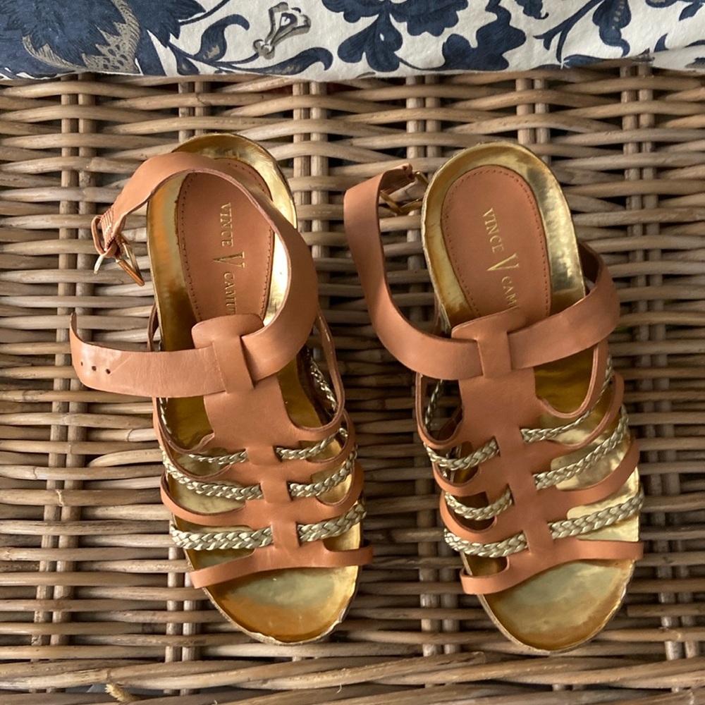 Vince Camino wedge gold /tan size 6.5